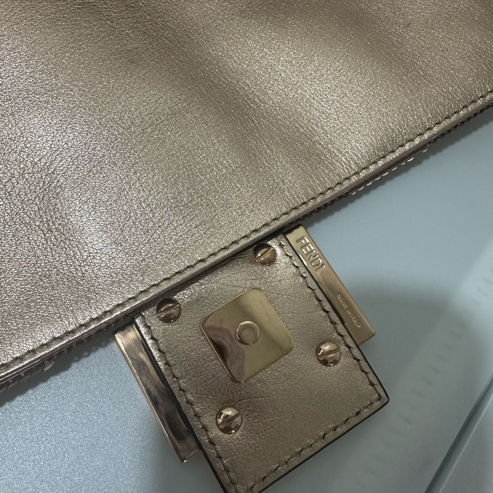 FENDI BAGUETTE ROSE GOLD RARE - Picture 7 of 12